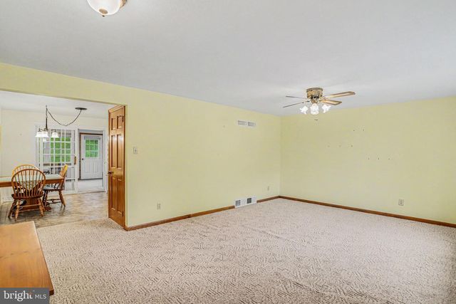 12 GREENBRIAR DR, York, PA 17407