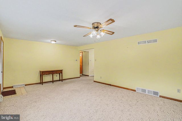 12 GREENBRIAR DR, York, PA 17407