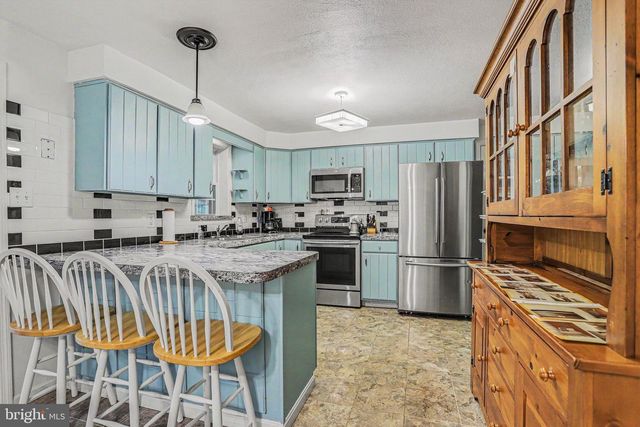 12 GREENBRIAR DR, York, PA 17407