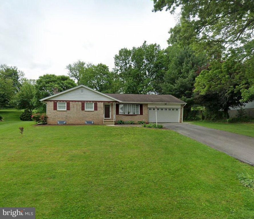 Image 1 of property listing at 12 GREENBRIAR DR, York, PA 17407