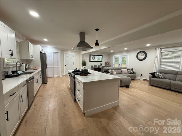 1130 16th Avenue NW, Hickory, NC 28601