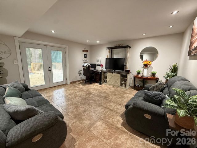 1130 16th Avenue NW, Hickory, NC 28601