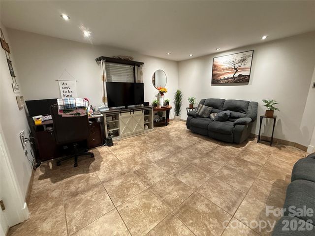 1130 16th Avenue NW, Hickory, NC 28601