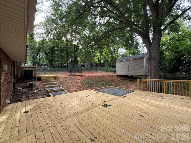 1130 16th Avenue NW, Hickory, NC 28601