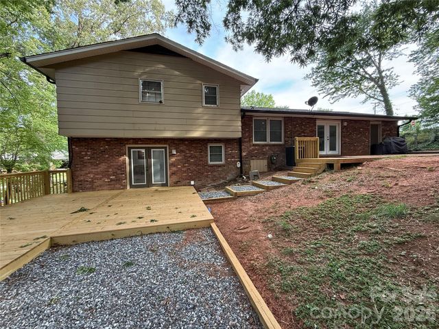 1130 16th Avenue NW, Hickory, NC 28601