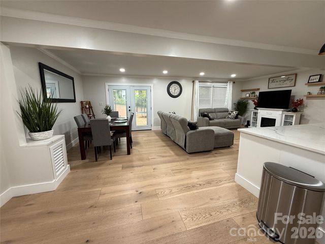 1130 16th Avenue NW, Hickory, NC 28601