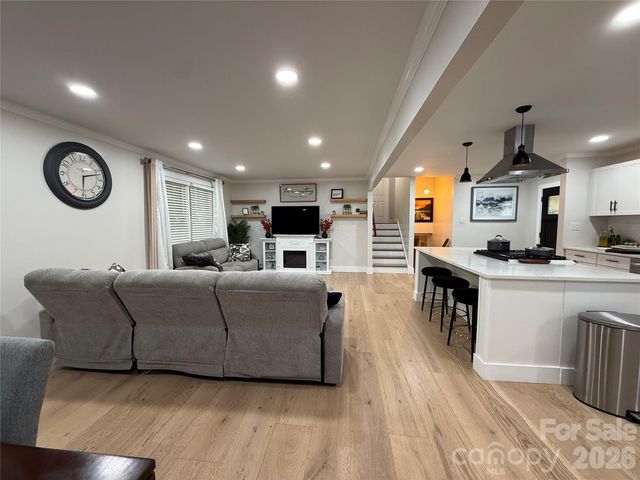 1130 16th Avenue NW, Hickory, NC 28601
