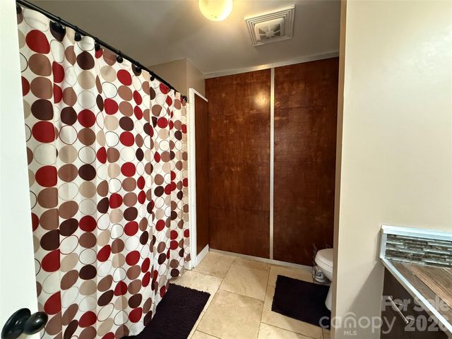 1130 16th Avenue NW, Hickory, NC 28601