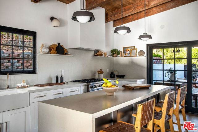 9265 Thrush Way, Los Angeles, CA 90069