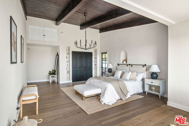 9265 Thrush Way, Los Angeles, CA 90069