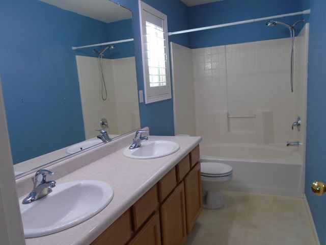 2141 W Hampton Drive, Hanford, CA 93230