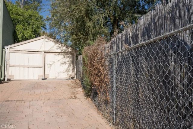 5049 Meridian, Los Angeles, CA 90042