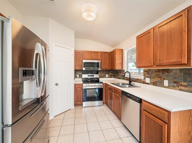 604 Creston ST, Hutto, TX 78634