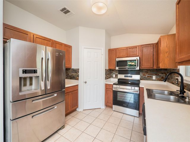604 Creston ST, Hutto, TX 78634