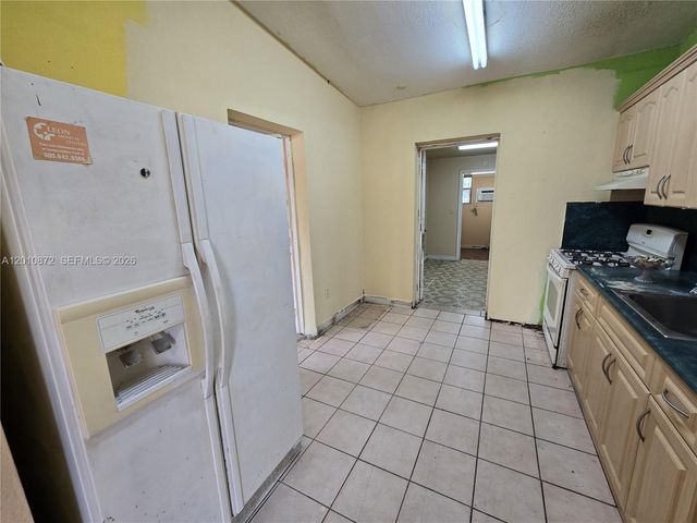 1051 E 18th St, Hialeah, FL 33013