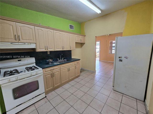1051 E 18th St, Hialeah, FL 33013