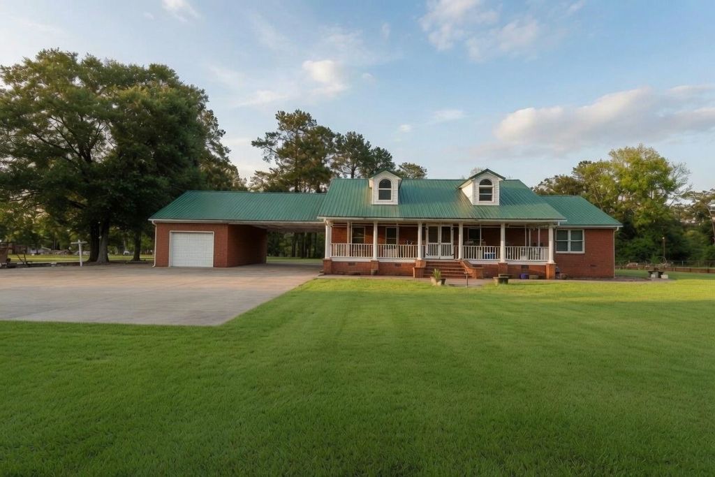 6652 Old Mullins Rd., Nichols, SC 29581
