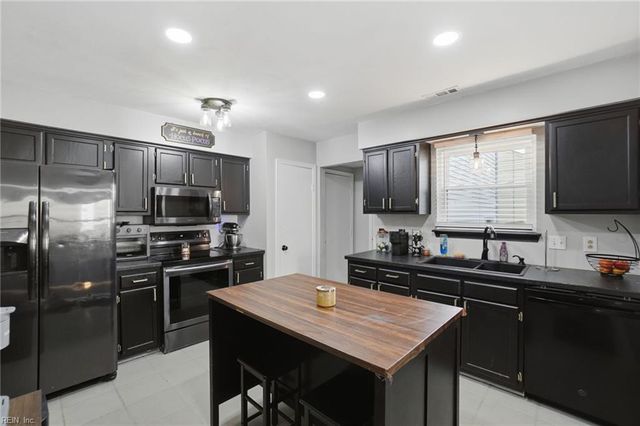 732 Willow Bend DR, Chesapeake, VA 23323