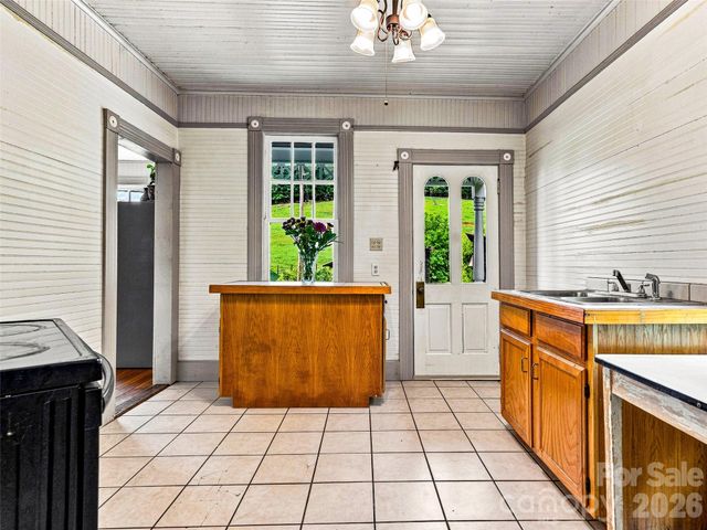 5 Clarks Cove Road, Leicester, NC 28748