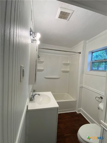 403 E Elm Street, Seguin, TX 78155