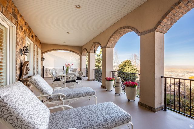 802 EAGLEPOINTE DR, North Salt Lake, UT 84054