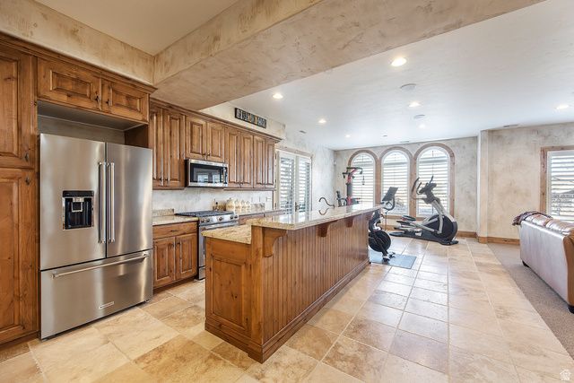 802 EAGLEPOINTE DR, North Salt Lake, UT 84054