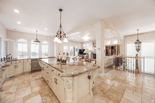 802 EAGLEPOINTE DR, North Salt Lake, UT 84054