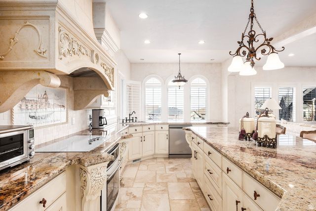 802 EAGLEPOINTE DR, North Salt Lake, UT 84054