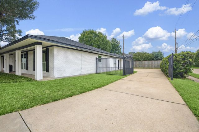 5243 Caversham Drive, Houston, TX 77096