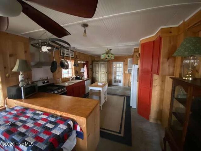 2704 Waccamaw Shores Road, Lake Waccamaw, NC 28450