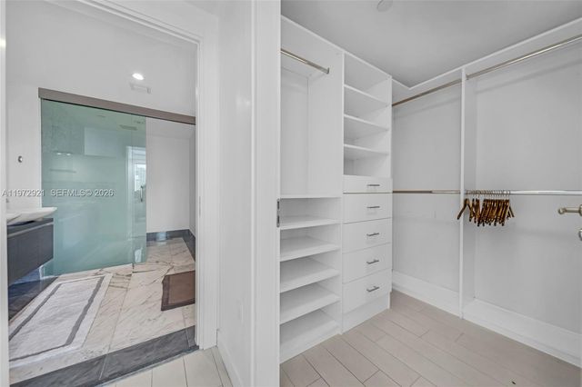 200 Biscayne Boulevard Way 3811, Miami, FL 33131