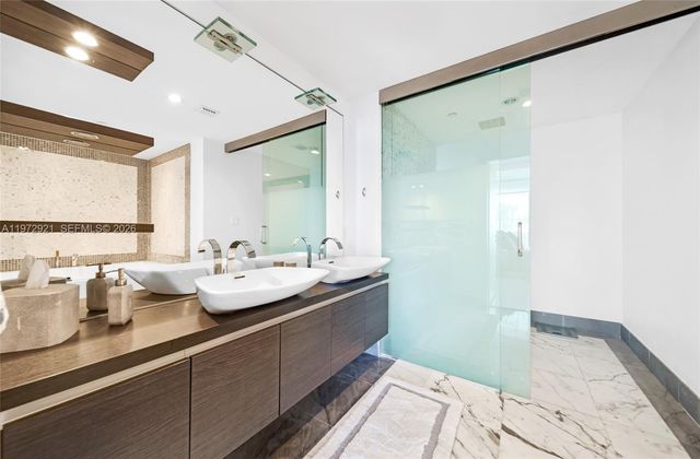 200 Biscayne Boulevard Way 3811, Miami, FL 33131