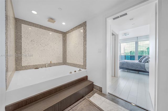 200 Biscayne Boulevard Way 3811, Miami, FL 33131