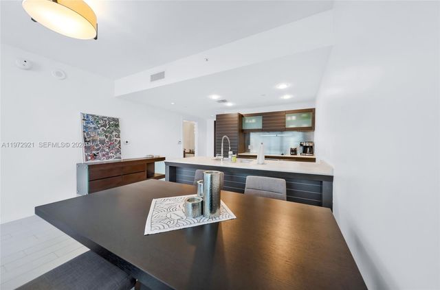 200 Biscayne Boulevard Way 3811, Miami, FL 33131