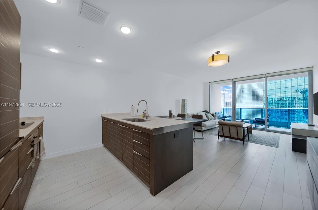 200 Biscayne Boulevard Way 3811, Miami, FL 33131