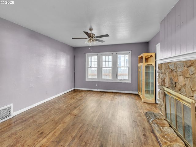 2270 CENTER St, Salem, OR 97301