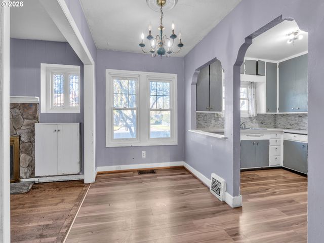 2270 CENTER St, Salem, OR 97301