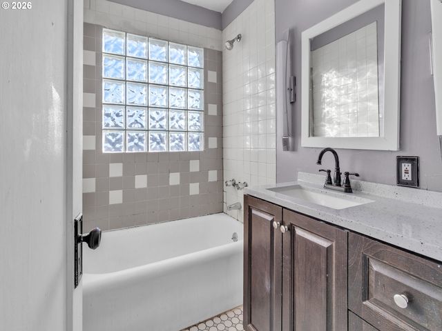 2270 CENTER St, Salem, OR 97301