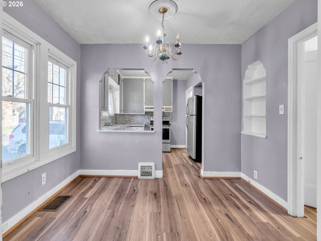 2270 CENTER St, Salem, OR 97301