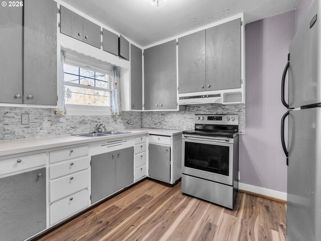 2270 CENTER St, Salem, OR 97301