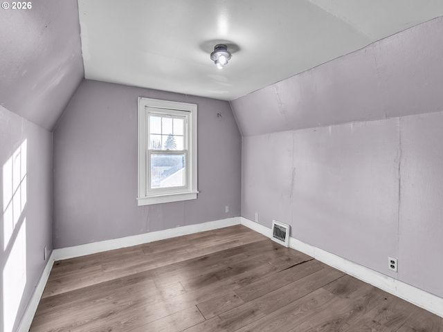 2270 CENTER St, Salem, OR 97301