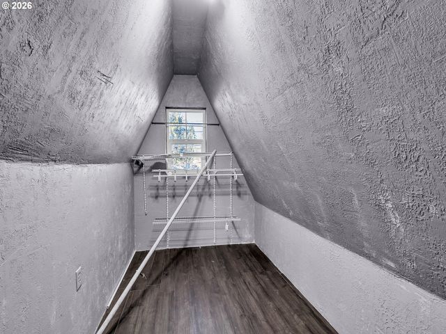 2270 CENTER St, Salem, OR 97301