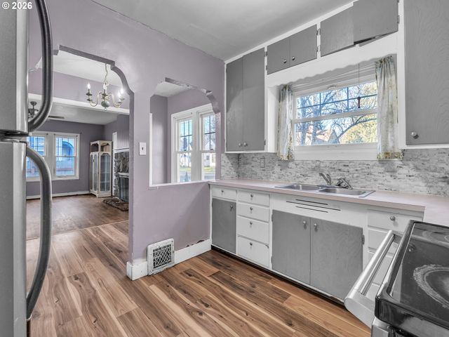 2270 CENTER St, Salem, OR 97301