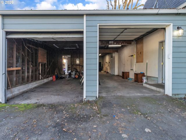 2270 CENTER St, Salem, OR 97301