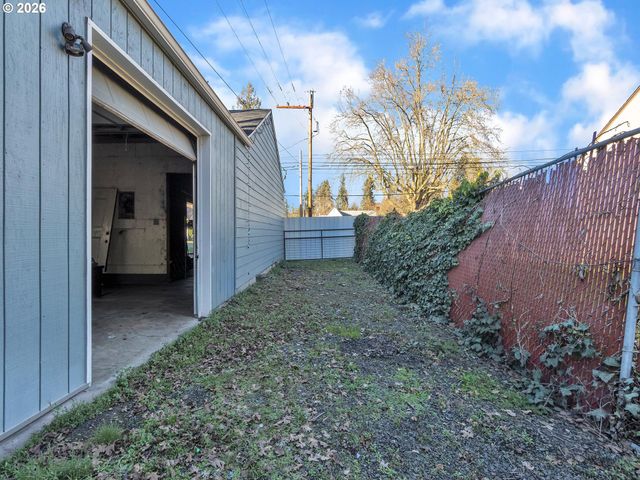 2270 CENTER St, Salem, OR 97301