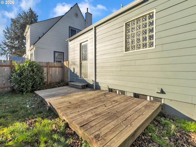 2270 CENTER St, Salem, OR 97301