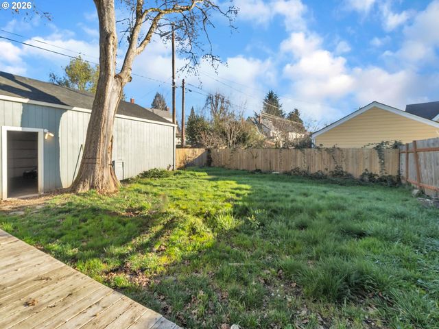 2270 CENTER St, Salem, OR 97301