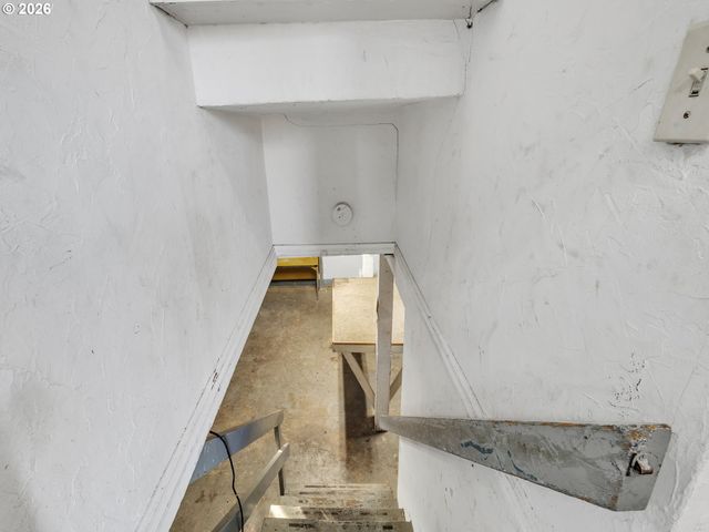 2270 CENTER St, Salem, OR 97301