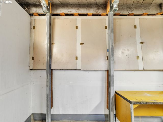 2270 CENTER St, Salem, OR 97301