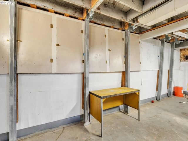 2270 CENTER St, Salem, OR 97301